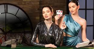 Meja Casino Hold'em mbo4d dengan dealer profesional dan kartu komunitas